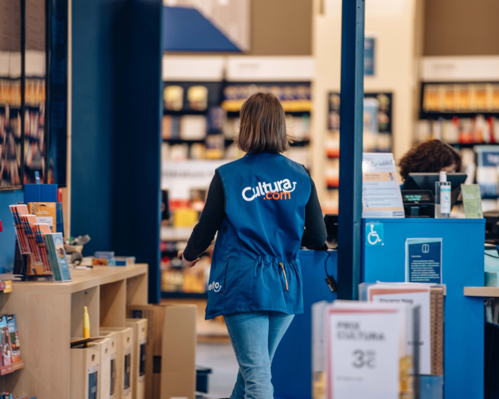 Vendeuse Cultura L'Autre Faubourg CHOLET